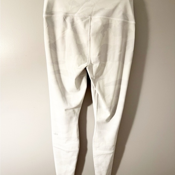 ALO Yoga Vapor White Camo High-Waisted Leggings - Picture 4 of 10